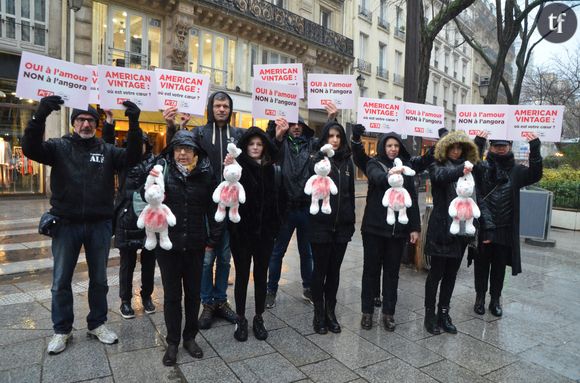 Pour la Saint-Valentin, des militants des associations PETA et One Voice devant l'une des boutiques de la marque American Vintage