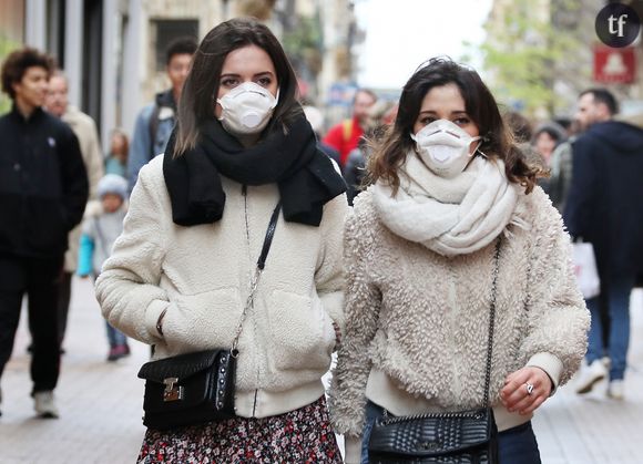 Des habitantes de Bordeaux portent des masques à Bordeaux contre le Coronavirus