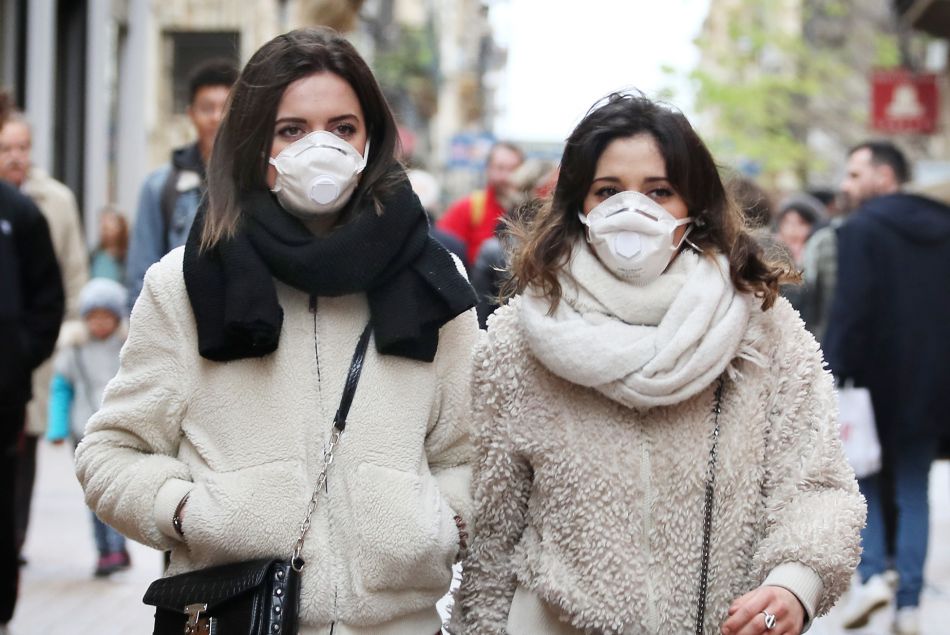 Des habitantes de Bordeaux portent des masques à Bordeaux contre le Coronavirus