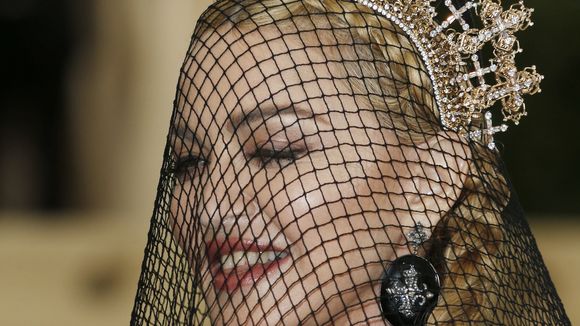 "Zero Fuck Given" : Madonna scandalise Instagram en posant seins nus