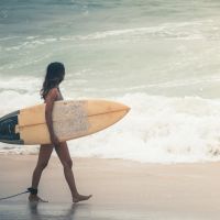 Le surf laisse-t-il assez de place aux femmes ?