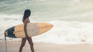 Le surf laisse-t-il assez de place aux femmes ?
