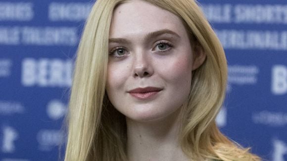 Elle Fanning dévoile son eczema sur un selfie décomplexant