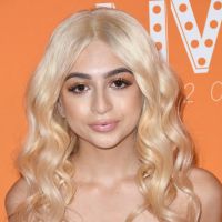 Pourquoi la présence de l'actrice trans Josie Totah dans "Sauvés par le gong" est importante