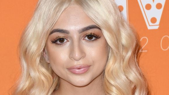 Pourquoi la présence de l'actrice trans Josie Totah dans "Sauvés par le gong" est importante