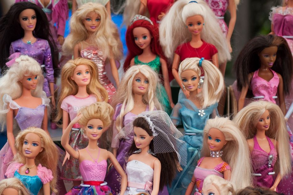 Au royaume des poupées Barbie, des situations de harcèlement sexuel dénoncées par les employées.