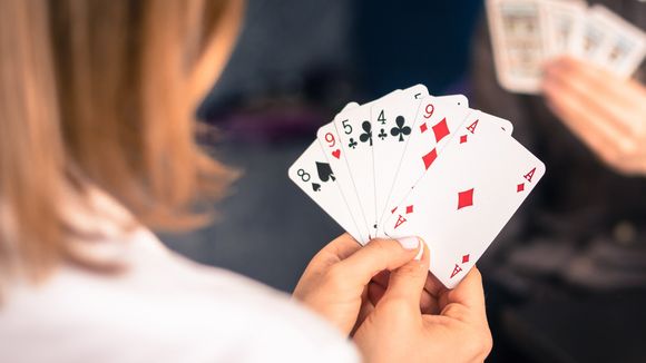 Ce jeu de cartes non-genré et féministe détrône le Roi