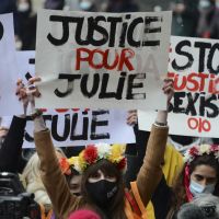 Julie accuse 20 pompiers de l'avoir violée : pourquoi ses soutiens parlent de "déni de justice"