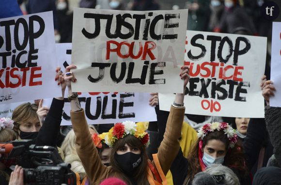 Le rassemblement en soutien à Julie dans les rues de Paris, dimanche 7 février.