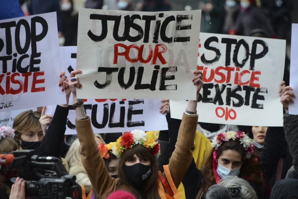 Le rassemblement en soutien à Julie dans les rues de Paris, dimanche 7 février.