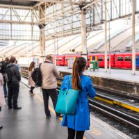 Au Royaume-Uni, on paie des billets de train aux victimes de violences conjugales pour fuir