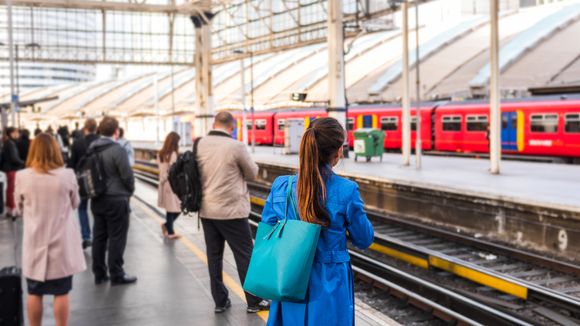 Au Royaume-Uni, on paie des billets de train aux victimes de violences conjugales pour fuir