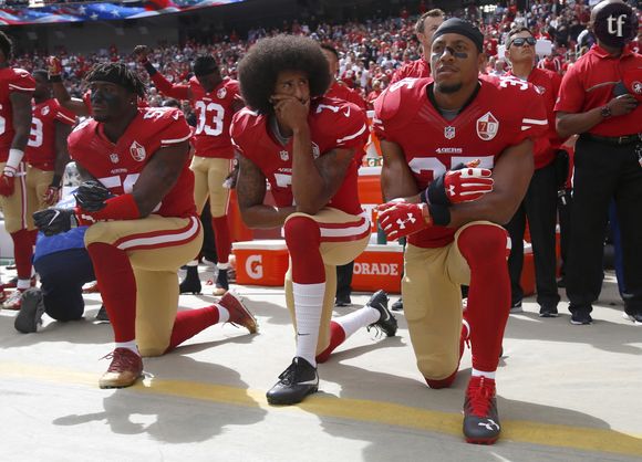 En 2016, le happening de Colin Kaepernick contre les violences policières.