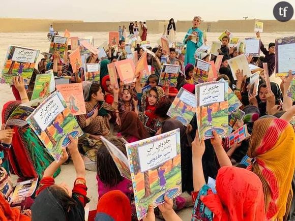 Les petites filles afghanes et des livres distribués par l'organisation Pen Path Civil Society