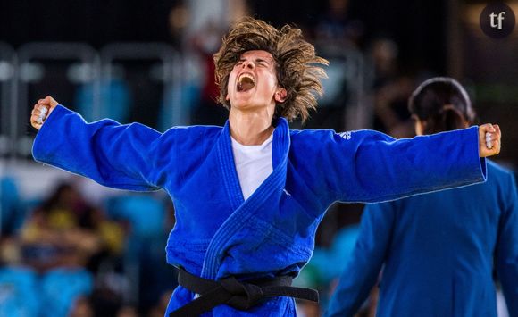 Sandrine Martinet réagit après avoir remporté la médaille d'or en finale de l'épreuve de judo lors des Jeux Paralympiques de Rio 2016.