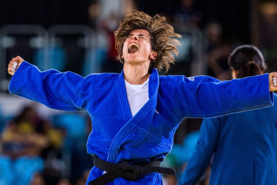 Sandrine Martinet réagit après avoir remporté la médaille d'or en finale de l'épreuve de judo lors des Jeux Paralympiques de Rio 2016.