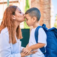 "Eduquez vos fils" : l'égalité repose-t-elle (trop) sur les épaules des mères ?