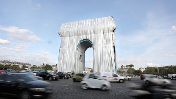 Derrière l'Arc de Triomphe empaqueté, il y a aussi Jeanne-Claude