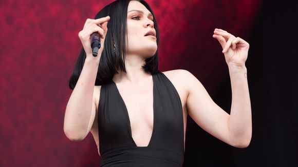 "Sous le choc" : le témoignage poignant de la chanteuse Jessie J après sa fausse couche
