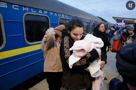 Fabiola Ramirez, la femme du footballeur vénézuélien Eric Ramirez du club Dynamo Kiev, et sa fille Camilla arrivent à la gare de Varsovie, après avoir fui l'Ukraine le 3 mars 2022