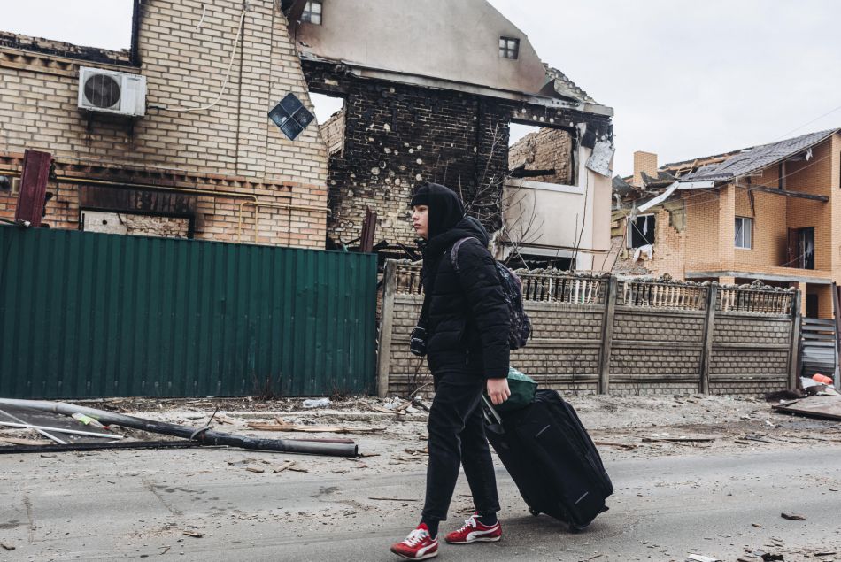 Un jeune Ukrainien tentant de fuir Irpin le 5 mars 2022