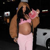 "Vogue" retouche une photo de Rihanna enceinte (et ça ne passe pas du tout)