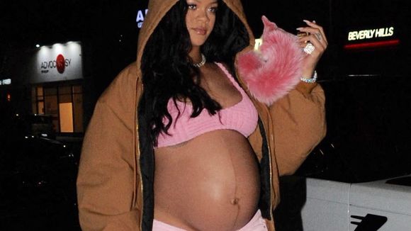 "Vogue" retouche une photo de Rihanna enceinte (et ça ne passe pas du tout)
