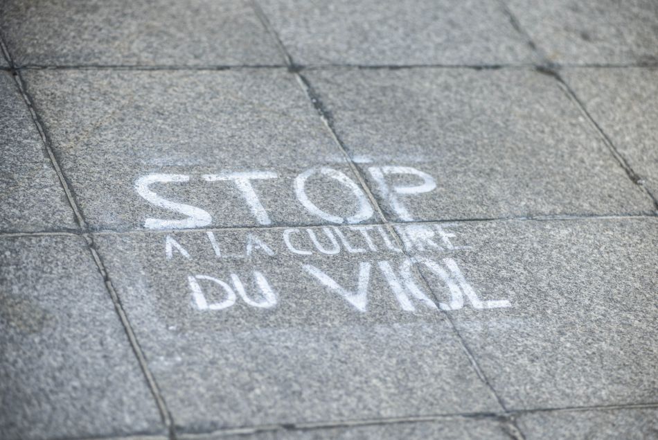 "Stop à la culture du viol" tagué sur un trottoir parisien, juillet 2020.