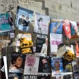 Un mur d'affiches de pièces jouées au festival d'Avignon