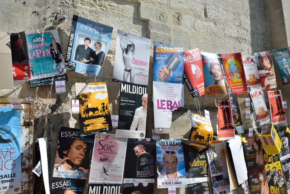 Un mur d'affiches de pièces jouées au festival d'Avignon