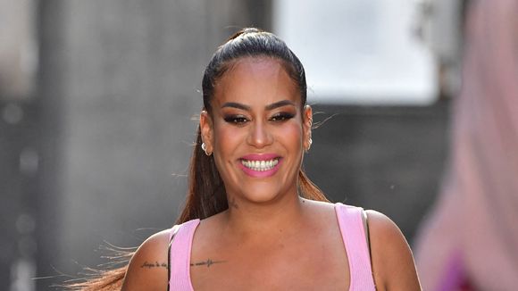 "A toi grossophobe" : Amel Bent répond aux critiques sur sa robe dans "The Voice"