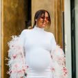  Amel Bent, enceinte, à la sortie du défilé femme Giambattista Valli Automne/Hiver 2022/2023 lors de la Fashion Week de Paris, France, le 7 mars 2022. 