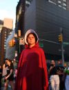  Ashley Semrick, habitante de Brooklyn habillée en servante écarlate à Union Square pour protester contre la décision de la Cour suprême le 24 juin 2022 