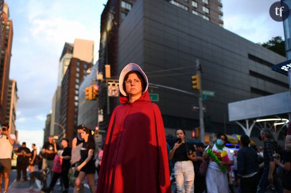 Ashley Semrick, habitante de Brooklyn habillée en servante écarlate à Union Square pour protester contre la décision de la Cour suprême le 24 juin 2022