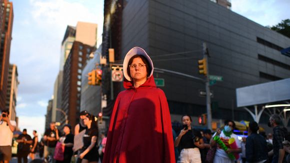 Le producteur de "The Handmaid's Tale" réagit à la décision cataclysmique de la Cour suprême