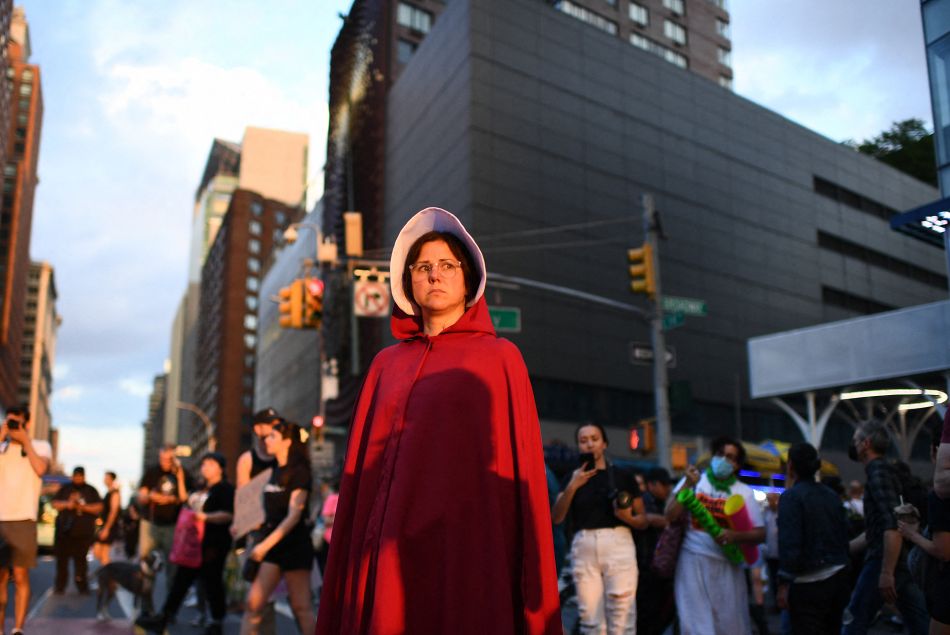 Ashley Semrick, habitante de Brooklyn habillée en servante écarlate à Union Square pour protester contre la décision de la Cour suprême le 24 juin 2022