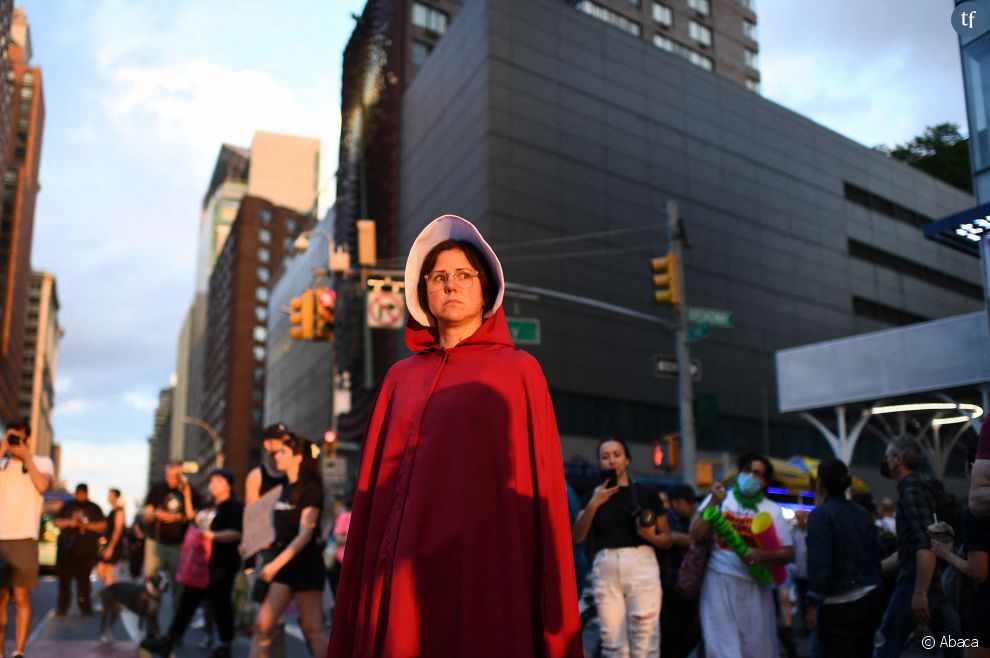  Ashley Semrick, habitante de Brooklyn habillée en servante écarlate à Union Square pour protester contre la décision de la Cour suprême le 24 juin 2022 