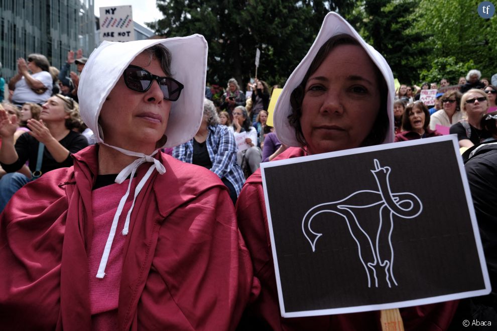  Une manifestante pro-avortement portant le costume de &quot;The Handmaid&#039;s Tale&quot; en mai 2019  