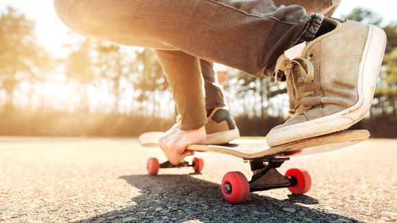 Pas de voile, shorts et baggy : un rassemblement mixte de jeunes skateurs fait scandale en Iran