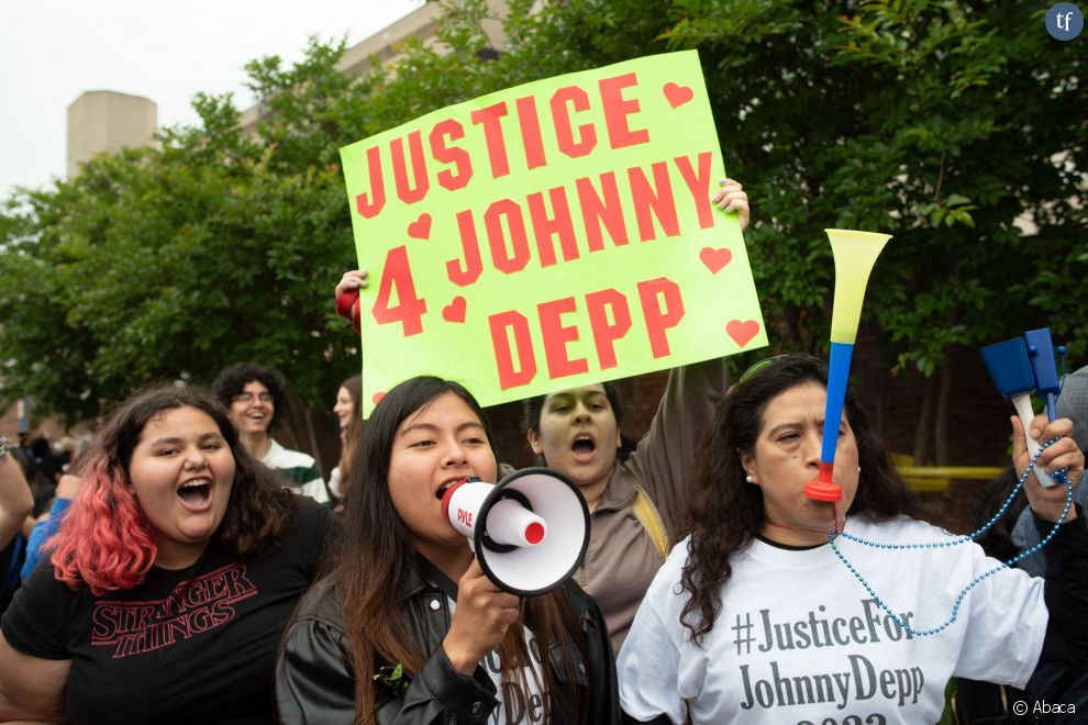 Des supportrices de Johnny Depp, mai 2022
