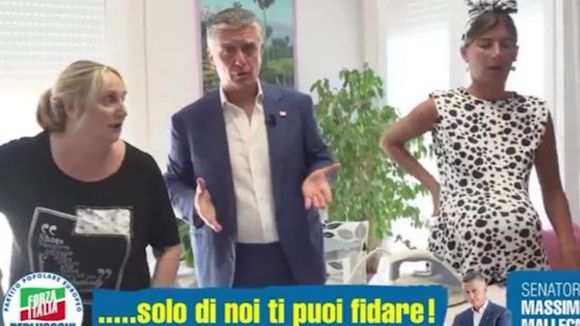 Un sénateur italien propose un revenu pour les femmes au foyer dans un spot lunaire