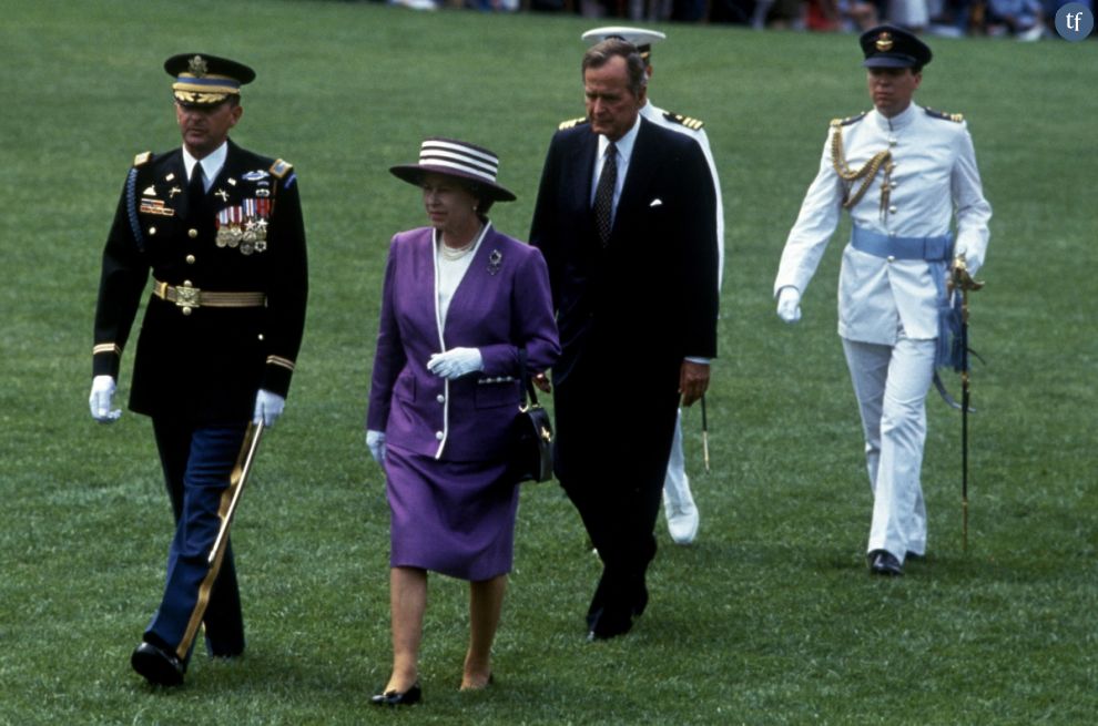  Un couvre-chef violet porté à Washington en 1991, lors d&#039;un discours suivant la prise de parole de George H.W. Bush, période guerre du Golfe.   