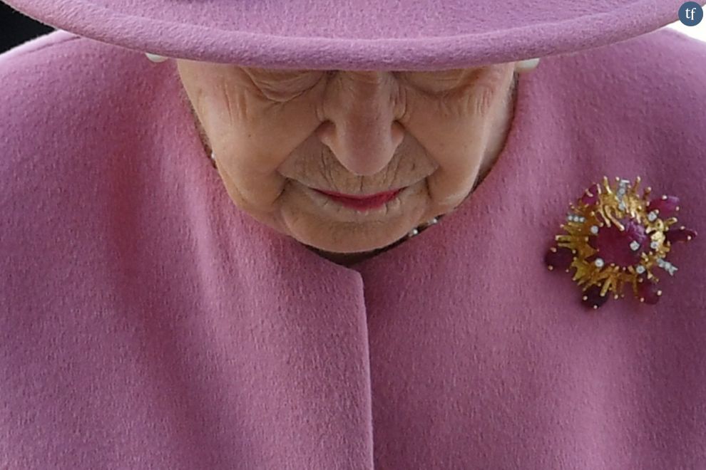 Même observation, au vu de ce magnifique ensemble rose bonbon qui ferait passer la reine Elizabeth pour une adepte du look Barbiecore.