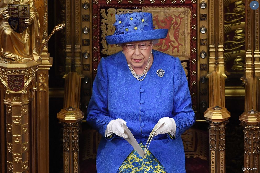 Le chapeau pro-Europe de la reine Elizabeth II le 21 juin 2017   