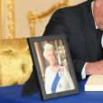  Le président brésilien Jair Bolsonaro signe le livre de condoléances après la mort de la reine Elizabeth II le 18 septembre 2022 