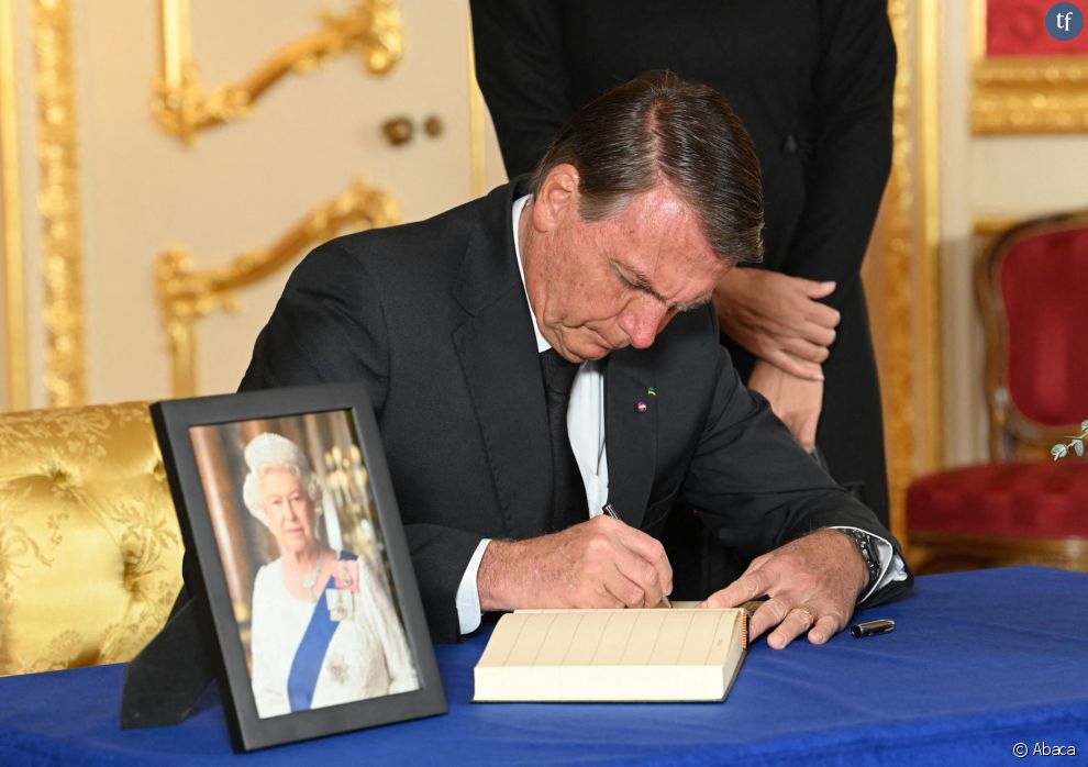  Le président brésilien Jair Bolsonaro signe le livre de condoléances après la mort de la reine Elizabeth II le 18 septembre 2022 