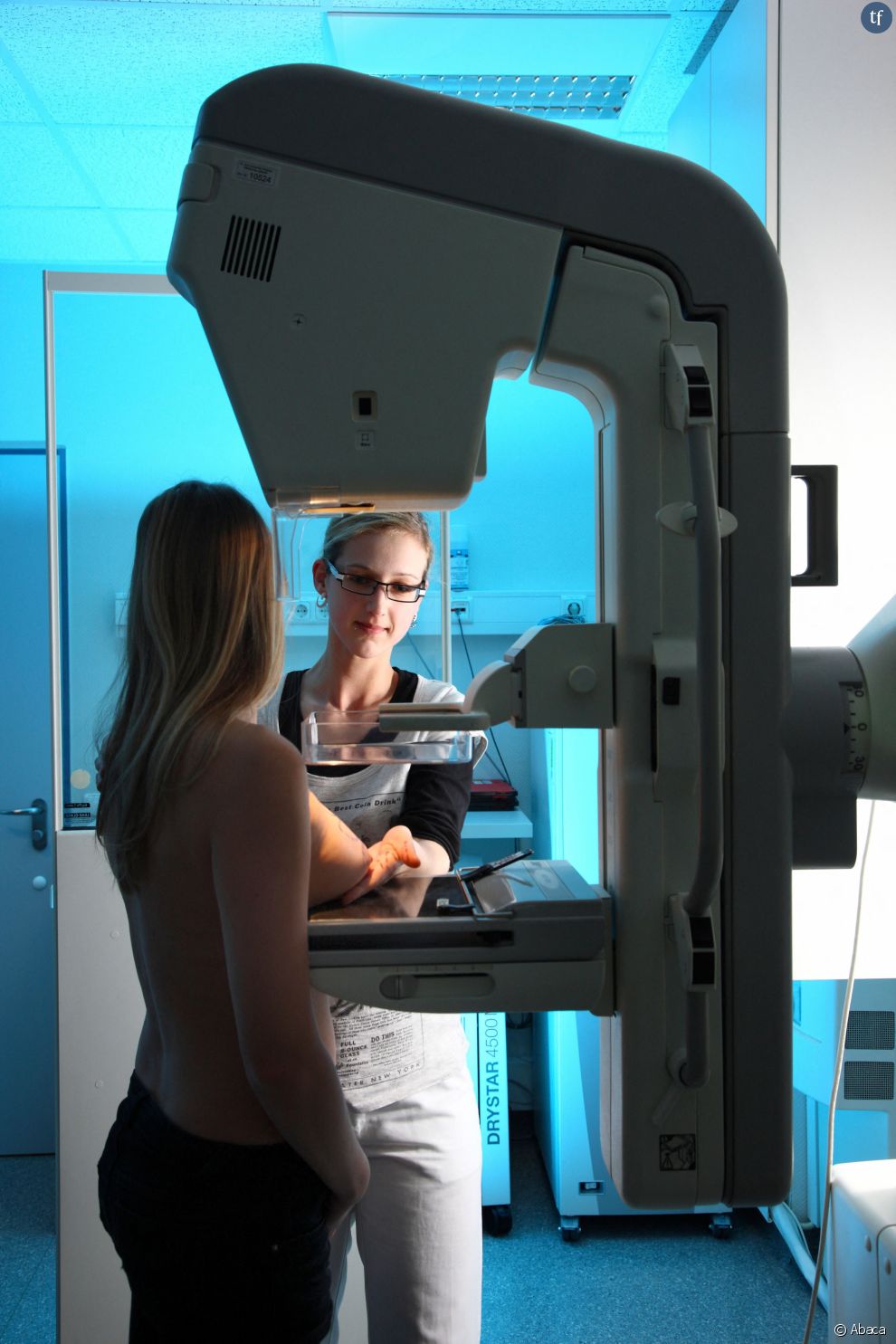 Une femme réalise une mammographie