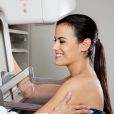 Une patiente a recours à une mammographie