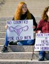  De plus, la délation est largement encouragée : les texans sont incités à dénoncer les organisations qui aideraient des femmes à avorter, voire à porter plainte contre elles au civil 