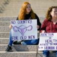  De plus, la délation est largement encouragée : les texans sont incités à dénoncer les organisations qui aideraient des femmes à avorter, voire à porter plainte contre elles au civil 